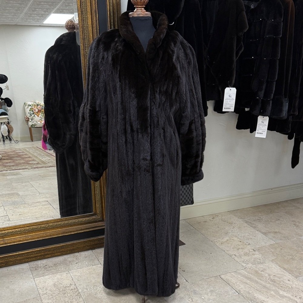 Luxurious Ranch Female Mink Directional sleeve Fur Coat